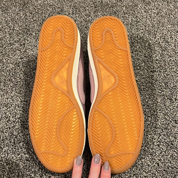 New NWT Rose Gold Nike Sneakers sz 8.5 - Picture 5 of 7
